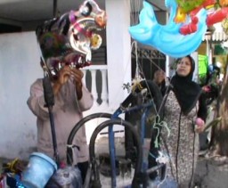 Gigih Menabung, Pedagang Balon Keliling di Lumajang Naik Haji